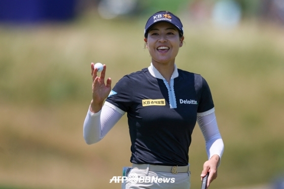 전인지가 27일(한국시간) KPMG 위민스 PGA 챔피언십 최종라운드 11번홀에서 버디 성공 후 팬들에게 인사하고 있다./AFPBBNews=뉴스1