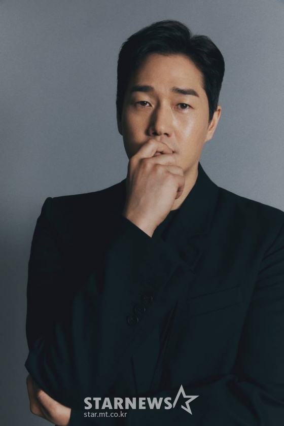 배우 유지태가 27일 오전 화상으로 진행된 넷플릭스 오리지널 '종이의 집: 공동경제구역 파트1' 관련 인터뷰에 앞서 포즈를 취하고 있다. 유지태는 극 중 강도들을 컨트롤 하는 '교수' 역을 열연했다. '종이의 집: 공동경제구역 파트1'은 통일을 앞둔 한반도를 배경으로 천재적 전략가와 각기 다른 개성 및 능력을 지닌 강도들이 기상천외한 변수에 맞서며 벌이는 사상 초유의 인질 강도극을 그렸다. / 사진제공 = 넷플릭스 / 2022.06.27 /사진=김창현 기자 chmt@