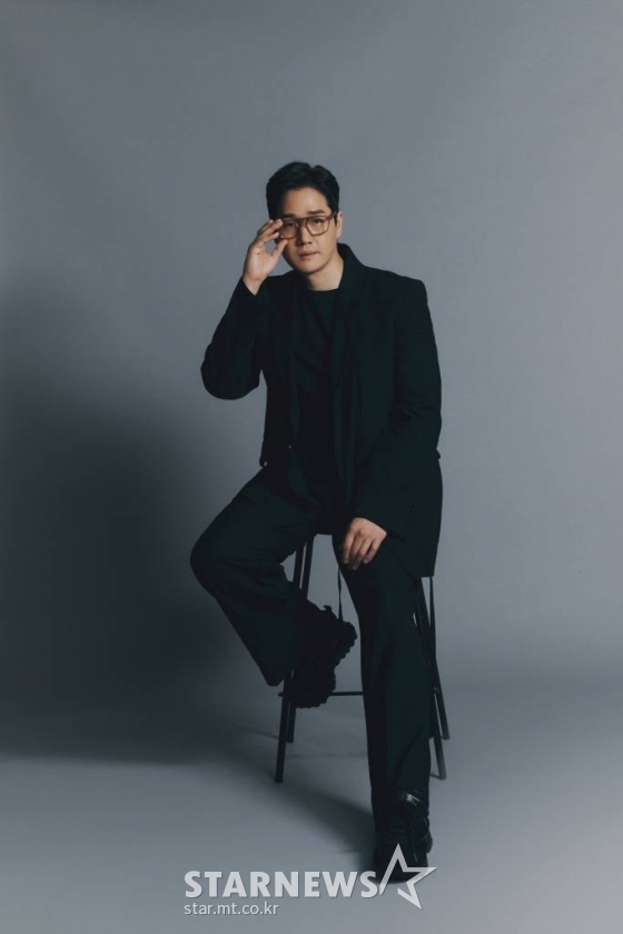 배우 유지태가 27일 오전 화상으로 진행된 넷플릭스 오리지널 '종이의 집: 공동경제구역 파트1' 관련 인터뷰에 앞서 포즈를 취하고 있다. 유지태는 극 중 강도들을 컨트롤 하는 '교수' 역을 열연했다. '종이의 집: 공동경제구역 파트1'은 통일을 앞둔 한반도를 배경으로 천재적 전략가와 각기 다른 개성 및 능력을 지닌 강도들이 기상천외한 변수에 맞서며 벌이는 사상 초유의 인질 강도극을 그렸다. / 사진제공 = 넷플릭스 / 2022.06.27 /사진=김창현 기자 chmt@