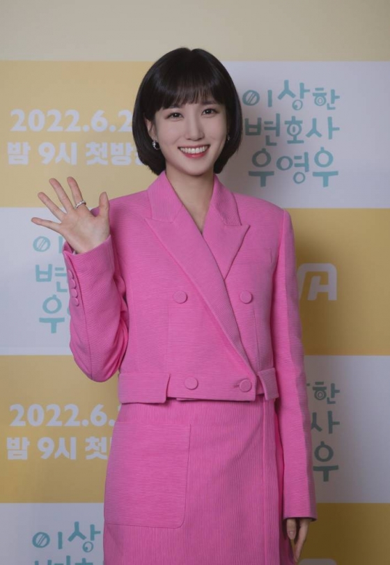 배우 박은빈이 29일 오후 서울 건대입구 롯데시네마에서 진행된 ENA 드라마 &#039;이상한 변호사 우영우&#039; 제작발표회에 참석해 포즈를 취하고 있다.  천재적인 두뇌와 자폐스펙트럼을 동시에 가진 신입 변호사 우영우(박은빈 분)의 대형 로펌 생존기 &#039;이상한 변호사 우영우&#039;는 오늘(29일) 첫 방송된다. /사진제공=ENA 2022.06.29 /사진=이동훈 기자 photoguy@