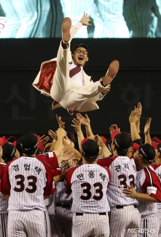 박용택이 3일 잠실야구장에서 열린 은퇴식 및 영구결번식에서 선수들에게 헹가래를 받고 있다. /사진=뉴시스