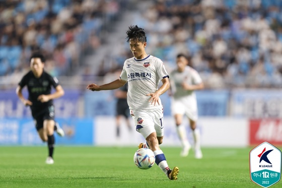 이승우가 공격을 시도하고 있다. /사진=한국프로축구연맹 제공