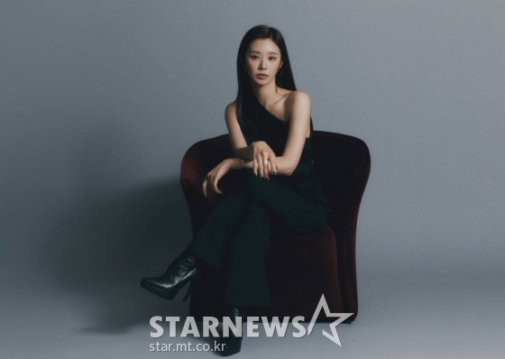 넷플릭스 오리지널 드라마 '종이의 집' 배우 이주빈이 4일 오전 진행된 화상 인터뷰를 위해 포즈를 취하고 있다. '종이의 집'은 통일을 앞둔 한반도를 배경으로 천재적 전략가와 각기 다른 개성 및 능력을 지닌 강도들이 기상천외한 변수에 맞서며 벌이는 사상 초유의 인질 강도극을 그린 넷플릭스 드라마다. /사진제공=넷플릭스 2022.07.04 /사진=이동훈 기자 photoguy@