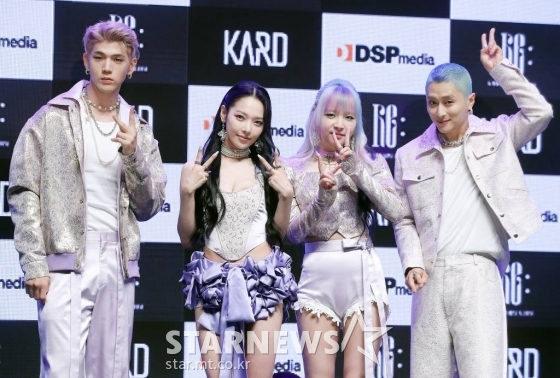 혼성그룹 카드(KARD)가 다섯 번째 미니앨범 'Re:' 발매기념 쇼케이스에서 포즈를 취하고 있다. /사진=김창현 기자 chmt@