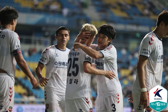 결승골을 넣고 골 세리머니 하는 니실라(등번호 25번). /사진=한국프로축구연맹 제공