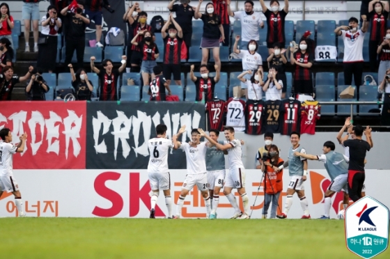 지난 2일 제주유나이티드전에서 오른발로 득점에 성공한 뒤 동료들의 축하를 받고 있는 FC서울 강성진. /사진=한국프로축구연맹