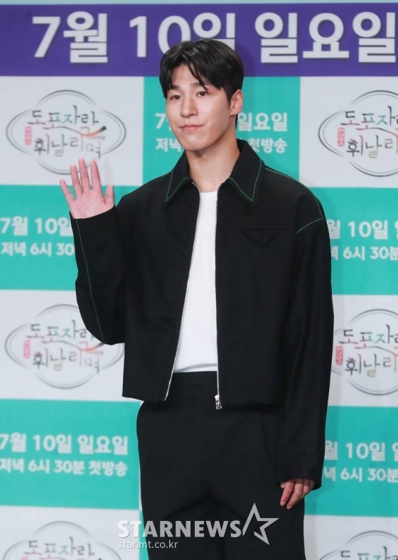 쇼트트랙 황대현 선수가 7일 오후 서울 마포구 상암동 MBC 사옥에서 진행된 새 예능 '도포자락 휘날리며' 제작발표회에 참석해 포즈를 취하고 있다. K-POP, 드라마, 패션, 스포츠 등 각 분야에서 두각을 드러내고 있는 한류 전령사 5인이 펼치는 옴므 방랑 여행기 '도포자락 휘날리며'는 오는 10일 첫 방송된다. /2022.07.07 /사진=이동훈 기자 photoguy@