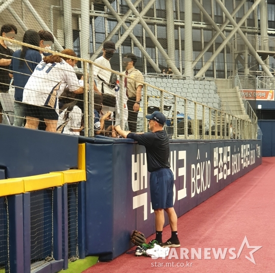 NC 루친스키(오른쪽)가 9일 서울 고척스카이돔에서 키움전을 앞두고 팬들에게 사인을 해주고 있다./사진=김동윤 기자