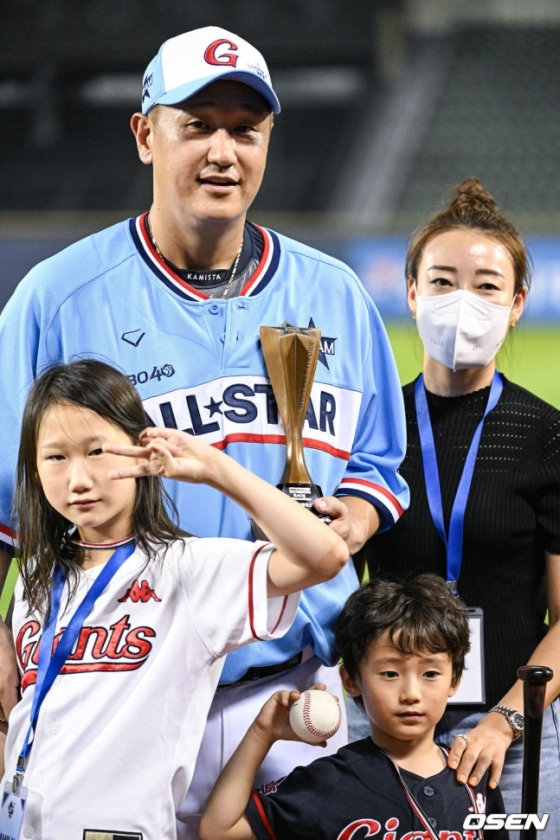 이대호(왼쪽에서 두 번째)가 15일 서울 잠실야구장에서 열린 2022 KBO 올스타전 홈런레이스에서 우승을 차지한 후 가족들과 기념 사진을 촬영하고 있다./사진=OSEN