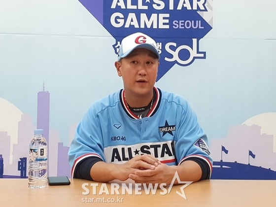 롯데 이대호가 15일 서울 잠실야구장에서 열린 2022 KBO 올스타 홈런레이스에서 우승을 차지한 후 인터뷰를 하고 있다. /사진=양정웅 기자