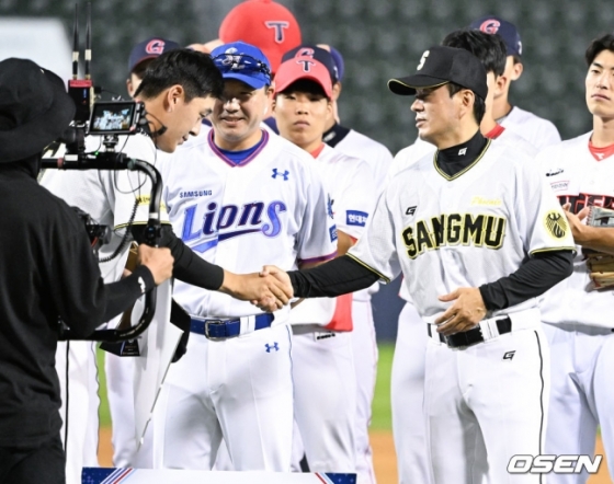 15일 서울 잠실야구장에서 열린 2022 KBO 퓨처스리그 올스타전에서 MVP에 선정된 상무 나승엽(왼쪽 2번째)이 박치왕 감독과 악수를 나누고 있다. /사진=OSEN