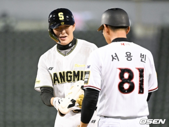 15일 오후 서울 잠실구장에서 '2022 신한은행 SOL KBO 올스타전' 퓨처스 올스타전이 진행됐다. 7회말 2사 1루 남부 상무 나승엽(왼쪽)이 안타를 날리고 미소 짓고 있다. /사진=OSEN