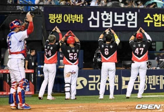 황대인 포함 KIA 선수들이 16일 서울 잠실야구장에서 열린 2022 신한은행 SOL KBO 올스타전에서 소크라테스 브리토 응원가의 동작을 취하고 있다. /사진=OSEN