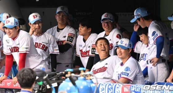 롯데 이대호가 16일 서울 잠실야구장에서 열린 2022 신한은행 SOL KBO 올스타전에서 드림 올스타 동료들과 함께 이야기를 나누고 있다./사진=OSEN