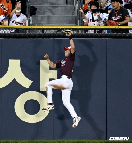 나눔 올스타의 이정후가 16일 서울 잠실야구장에서 열린 2022 신한은행 SOL KBO 올스타전 1회말 2사 1, 2루에서 드림 올스타 박병호의 타구를 뛰어 올라 잡아내고 있다./사진=OSEN