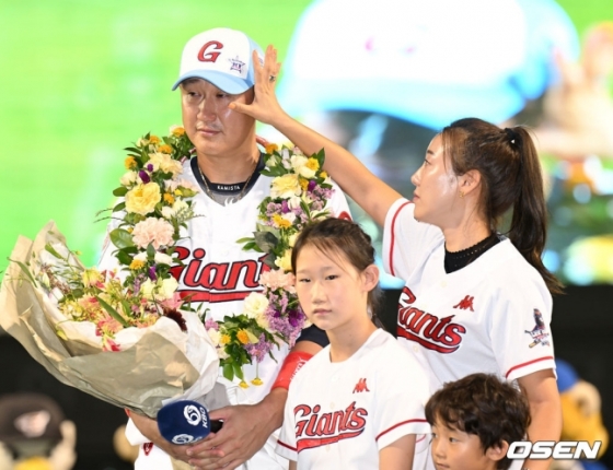 롯데 이대호(왼쪽)가 16일 서울 잠실야구장에서 열린 2022 신한은행 SOL KBO 올스타전에서 은퇴 투어 행사 도중 눈물을 흘리고 있다./사진=OSEN