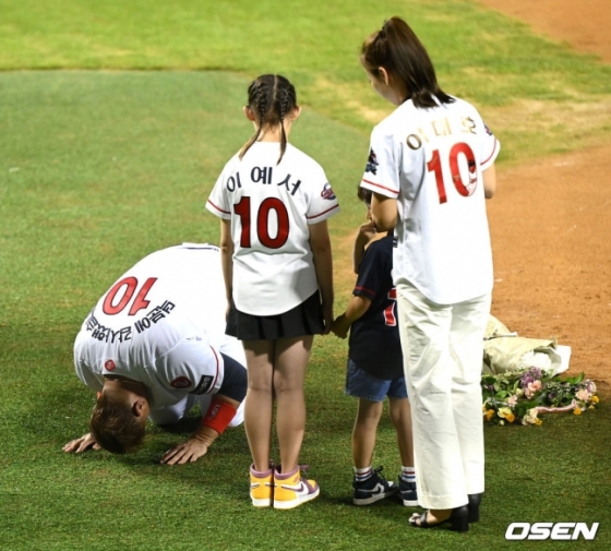 롯데 이대호(왼쪽)가 16일 서울 잠실야구장에서 열린 2022 신한은행 SOL KBO 올스타전에서 은퇴 투어 행사 도중 팬들에게 큰절을 올리고 있다./사진=OSEN