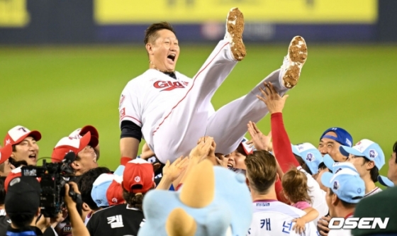 16일 서울 잠실야구장에서 열린 2022 KBO 올스타전 종료 후 이대호(맨 위)가 동료 선수들에게 헹가래를 받고 있다. /사진=OSEN