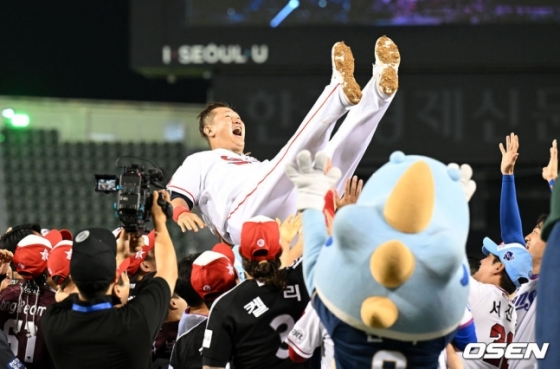 16일 서울 잠실야구장에서 열린 2022 KBO 올스타전 종료 후 이대호(맨 위)가 동료 선수들에게 헹가래를 받고 있다. /사진=OSEN