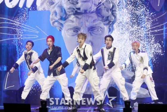 그룹 피원하모니(P1Harmony)가 20일 오후 서울 광진구 예스24 라이브홀에서 진행된 미니 4집 앨범 &#039;HARMONY : ZERO IN&#039; 발매기념 쇼케이스에 참석해 멋진 무대를 선보이고 있다.   &#039;HARMONY : ZERO IN&#039;은 아무것도 없는(ZERO) 상태에서 피원하모니만의 신세계를 조화롭게 구축해 나가는 이야기를 담았다. 2022.07.20 /사진=김창현 기자 chmt@