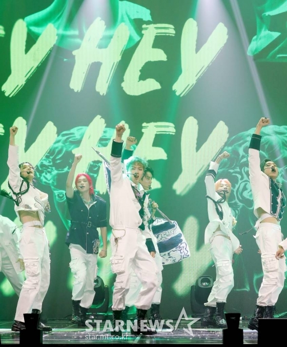 그룹 피원하모니(P1Harmony)가 20일 오후 서울 광진구 예스24 라이브홀에서 진행된 미니 4집 앨범 &#039;HARMONY : ZERO IN&#039; 발매기념 쇼케이스에 참석해 멋진 무대를 선보이고 있다.   &#039;HARMONY : ZERO IN&#039;은 아무것도 없는(ZERO) 상태에서 피원하모니만의 신세계를 조화롭게 구축해나가는 이야기를 담았다. 2022.07.20 /사진=김창현 기자 chmt@