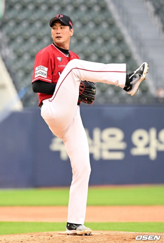 SSG 선발 투수 김광현이 22일 두산전에 선발 등판해 투구하고 있다.