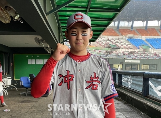 충암고 윤영철이 23일 서울 목동야구장에서 열린 제77회 청룡기 전국고교야구선수권대회 준결승 종료 후 포즈를 취하고 있다. /사진=양정웅 기자