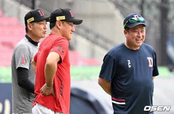 김원형 SSG 감독, 조원우 SSG 코치, 김태형 두산 감독(왼쪽부터)이 23일 경기를 앞두고 이야기하고 있다.