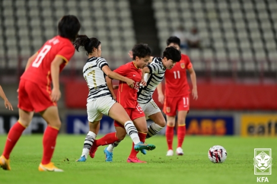 대한민국 여자 축구대표팀 지소연(오른쪽)과 이영주(왼쪽)가 중국 선수와 치열한 볼 경합을 펼치고 있다. /사진=대한축구협회