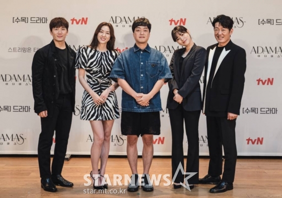 배우 지성, 서지혜, 박승우 감독, 배우 이수경, 허성태가 26일 오후 온라인 생중계로 진행된 tvN 새 드라마 &#039;아다마스&#039; 제작발표회에 참석해 포즈를 취하고 있다.  계부를 죽인 친부의 누명을 벗기기 위해 진범을 찾는 형, 그리고 살해 증거인 &#039;아다마스&#039;를 찾는 동생. 둘이자 하나인, 쌍둥이 형제의 진실 추적기 &#039;아마다스&#039;는 27일 첫 방송된다. /사진제공=tvN 2022.07.26 /사진=이동훈 기자 photoguy@