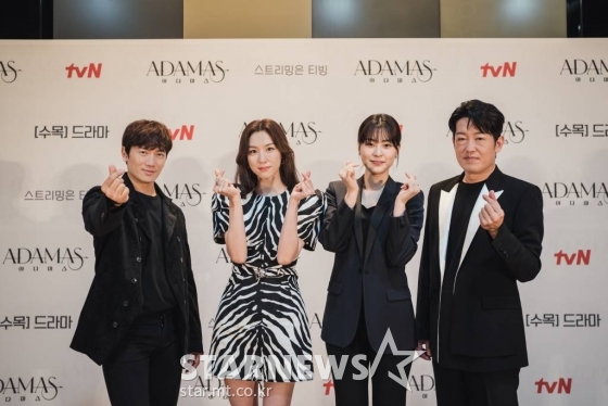 배우 지성, 서지혜, 이수경, 허성태가 26일 오후 온라인 생중계로 진행된 tvN 새 드라마 &#039;아다마스&#039; 제작발표회에 참석해 포즈를 취하고 있다.  계부를 죽인 친부의 누명을 벗기기 위해 진범을 찾는 형, 그리고 살해 증거인 &#039;아다마스&#039;를 찾는 동생. 둘이자 하나인, 쌍둥이 형제의 진실 추적기 &#039;아마다스&#039;는 27일 첫 방송된다. /사진제공=tvN 2022.07.26 /사진=이동훈 기자 photoguy@