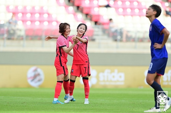 한국 여자축구대표팀 최유리(맨 왼쪽)와 이민아(가운데)가 골 세리머니를 펼치고 있다. /사진=대한축구협회 제공