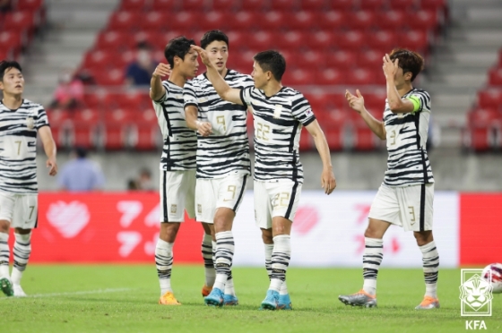 대한민국 축구대표팀 권창훈(오른쪽 두 번째)이 지난 20일 중국전에서 골을 터뜨린 뒤 조규성(가운데) 등 동료들의 축하를 받고 있다. /사진=대한축구협회