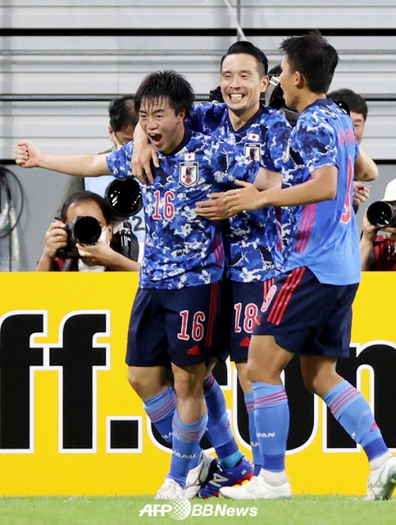 한국전에서 득점에 성공한 뒤 기뻐하고 있는 소마 유키(왼쪽) 등 일본 축구대표팀 선수들. /AFPBBNews=뉴스1