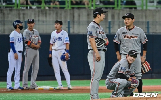 한화 김태연(오른쪽)과 정은원(오른쪽 아래)이 27일 포항 삼성전에서 4회 비디오 판독이 진행되는 동안 초조한 표정으로 기다리고 있다.