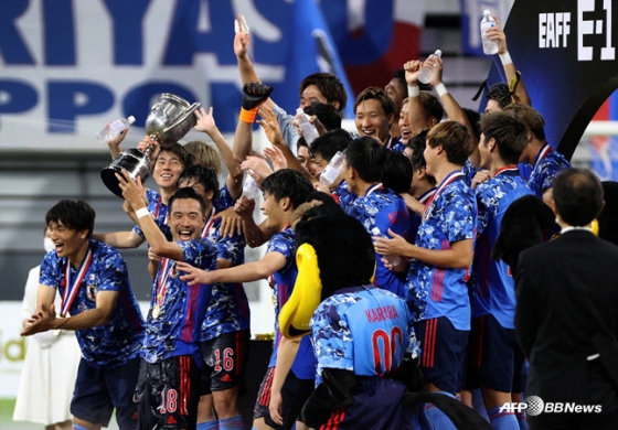 동아시안컵 우승컵을 드는 일본 대표팀 선수들. /사진=AFPBBNews=뉴스1