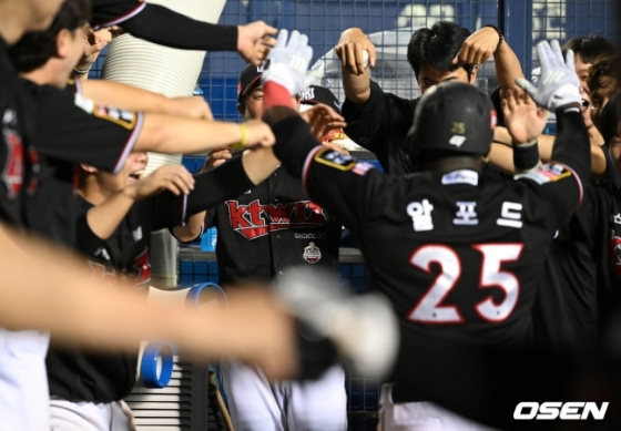 KT 알포드가 30일 잠실 LG전 9회초 2사 1,3루에서 동점 스리런포를 날린 뒤 더그아웃에서 동료선수들과 기뻐하고 있다.
