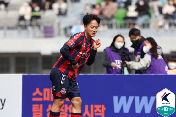 지난 3월 20일 대구FC를 상대로 K리그 데뷔골을 터뜨린 뒤 댄스 세리머니를 펼치고 있는 수원FC 이승우. /사진=한국프로축구연맹