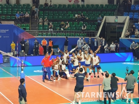 쿠바 대표팀이 31일 서울 잠실학생체육관에서 2022 국제배구연맹(FIVB) 발리볼챌린저컵(VCC)에서 우승을 차지한 뒤 기념 사진을 촬영하고 있다./사진=김동윤 기자