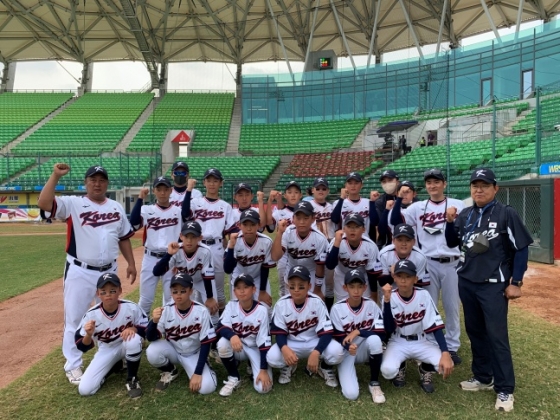 일본전 승리(3-1)후 경기장에서 단체사진/사진=대한야구소프트볼협회