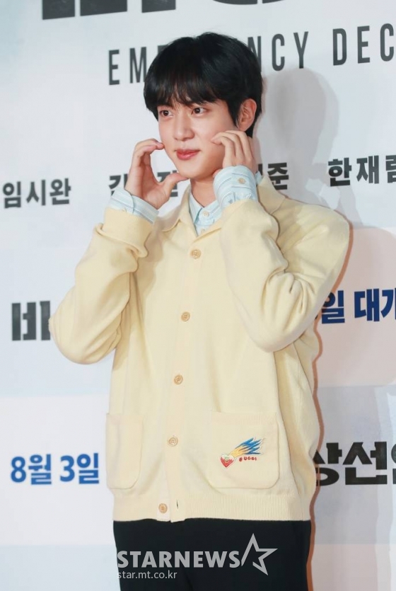 방탄소년단 진이  영화 &#039;비상선언&#039;(감독 한재림) VIP시사회에 참석해 포즈를 취하고 있다.  /사진=이동훈 기자 photoguy@