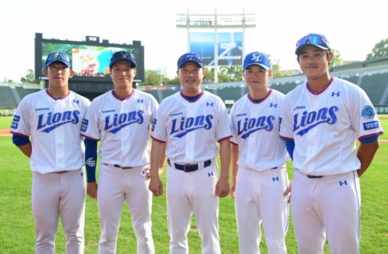 7월 15일 서울 잠실야구장에서 열린 KBO 퓨처스리그 올스타전에 앞서 박진만 당시 퓨처스 감독과 퓨처스 선수들이 기념 촬영에 임하고 있다. (왼쪽부터) 허윤동, 이병헌, 박진만 감독, 박승규, 공민규. /사진=삼성 라이온즈 제공