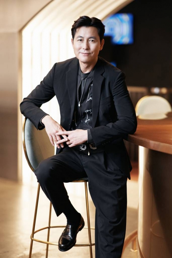배우 정우성이 3일 오전 서울 종로구 삼청동의 한 카페에서 진행된 영화 '헌트' 개봉 관련 인터뷰를 위해 포즈를 취하고 있다. 정우성은 극 중 조직 내 스파이를 색출하라는 상부의 지시를 받고 거침없는 추적을 이어가며 실체에 다가서는 안기부 요원 김정도 역할을 맡았다. '헌트'는 조직 내 숨어든 스파이를 색출하기 위해 서로를 의심하는 안기부 요원 '박평호'(이정재 분)와 '김정도'가 '대한민국 1호 암살 작전'이라는 거대한 사건과 직면하며 펼쳐지는 첩보 액션 드라마. 오는 10일 개봉. / 사진제공 = 메가박스중앙(주)플러스엠 /사진=김창현 기자 chmt@