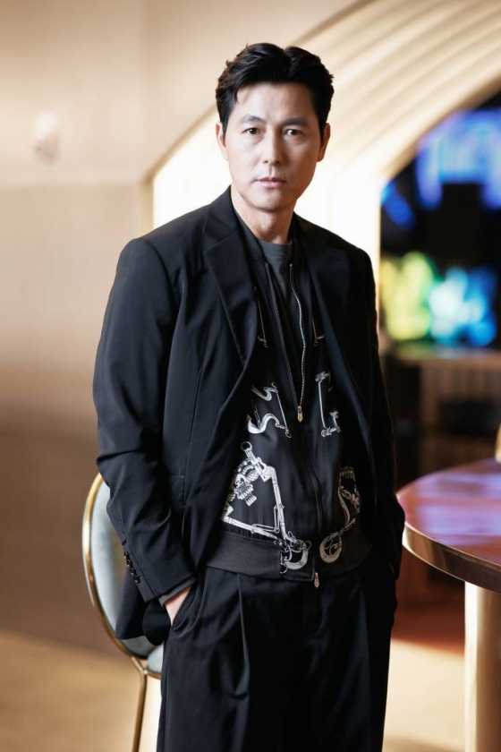 배우 정우성이 3일 오전 서울 종로구 삼청동의 한 카페에서 진행된 영화 '헌트' 개봉 관련 인터뷰를 위해 포즈를 취하고 있다. 정우성은 극 중 조직 내 스파이를 색출하라는 상부의 지시를 받고 거침없는 추적을 이어가며 실체에 다가서는 안기부 요원 김정도 역할을 맡았다. '헌트'는 조직 내 숨어든 스파이를 색출하기 위해 서로를 의심하는 안기부 요원 '박평호'(이정재 분)와 '김정도'가 '대한민국 1호 암살 작전'이라는 거대한 사건과 직면하며 펼쳐지는 첩보 액션 드라마. 오는 10일 개봉. / 사진제공 = 메가박스중앙(주)플러스엠 /사진=김창현 기자 chmt@