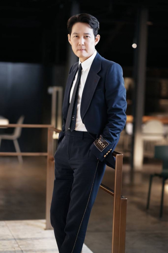 감독 겸 배우 이정재가 3일 오후 서울 종로구 삼청동의 한 카페에서 진행된 영화 '헌트' 개봉 관련 인터뷰를 위해 포즈를 취하고 있다. '헌트'는 넷플릭스 오리지널 시리즈 '오징어 게임'을 통해 대한민국을 대표하는 배우에서 세계적인 배우로 발돋움한 배우 이정재의 감독 데뷔작으로 화제를 모으고 있다. '헌트'는 조직 내 숨어든 스파이를 색출하기 위해 서로를 의심하는 안기부 요원 '박평호'(이정재 분)와 '김정도'가 '대한민국 1호 암살 작전'이라는 거대한 사건과 직면하며 펼쳐지는 첩보 액션 드라마. 오는 10일 개봉. / 사진제공 = 메가박스중앙(주)플러스엠 /사진=김창현 기자 chmt@