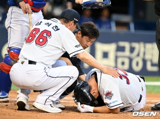 4일 잠실 삼성-두산전. 2회말 주자 없는 상황.  두산 김재환이 자신의 파울 타구에 무릎은 맞은 뒤 괴로워하고 있다.