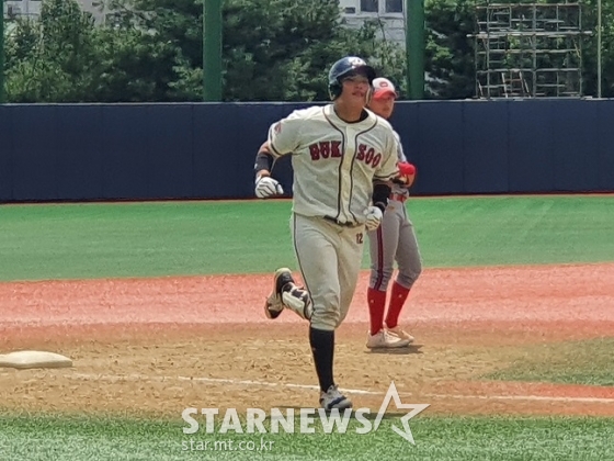 덕수고 김재형이 5일 서울 신월야구장에서 열린 제56회 대통령배 전국고교야구대회 2회전에서 5회 3점 홈런을 치고 3루를 돌고 있다. /사진=양정웅 기자