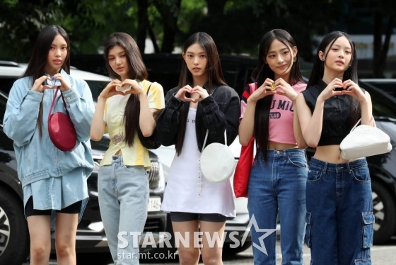 그룹 뉴진스(NewJeans) 민지, 하니, 다니엘, 해린, 혜인이 5일 오전 서울 여의도 KBS공개홀에서 진행되는 &#039;뮤직뱅크&#039; 출연을 위해 도착하고 있다. 2022.08.05 /사진=임성균 기자 tjdrbs23@
