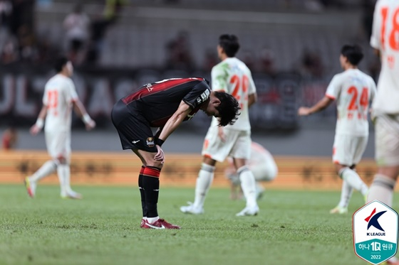 팀 패배에 아쉬원하는 서울의 이상민(빨간색 유니폼). /사진=한국프로축구연맹 제공