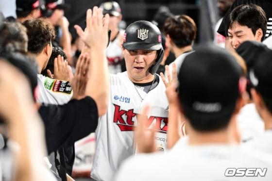 KT 장성우가 5일 수원 KT전 6회말 1사 1,2루좌월 스리런 홈런을 날린 후 더그아웃에서 환영받고 있다.